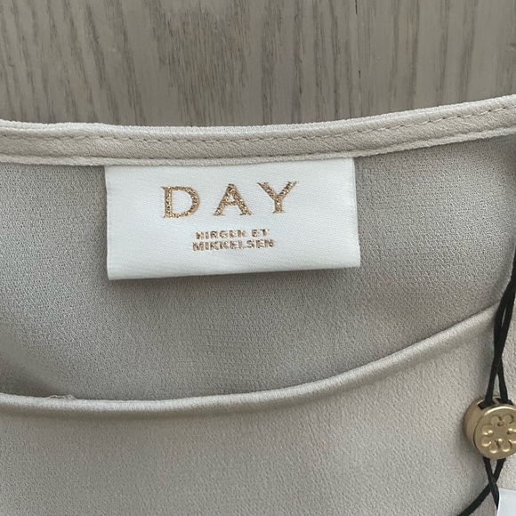 DAY by Birger Et Mikkelsen Classy Gauzy Sheer Taupe /Tan / Nude Blouse w Ruffles - Picture 5 of 7